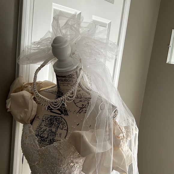 Elegant custom bridal veil 40” length pearl tiara headband flower bustle formal - Picture 2 of 12